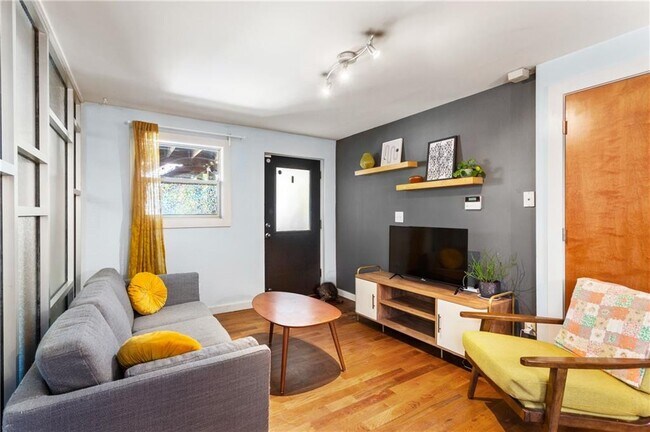 Photo - 562 Formwalt St SW Unit 5