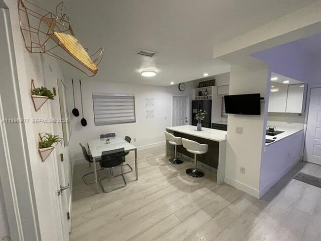 Building Photo - 325 NW 19th Ln Unit 325 NW 19th Ln # 30