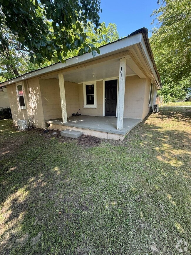 Building Photo - 1011 1/2 Clydesdale Ave Rental