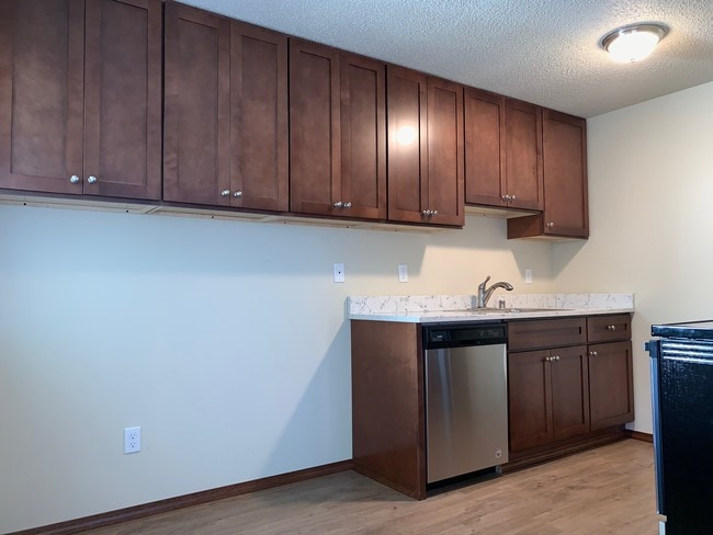 ¡Un montón de espacio en el armario! - Pearl Manor Apartments - 55+ Senior Living