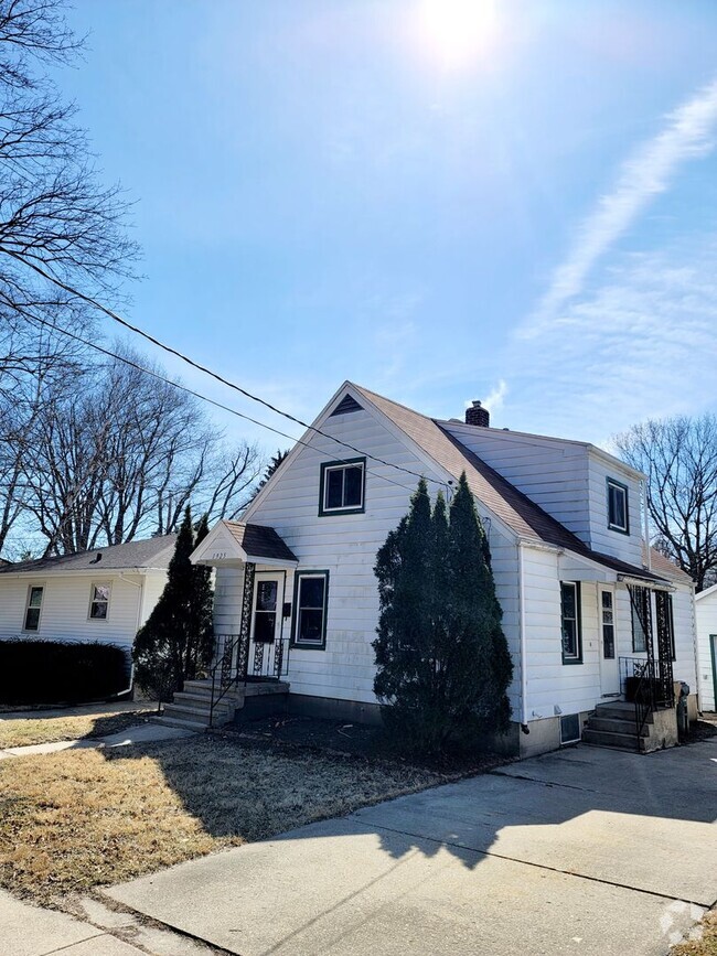 Building Photo - Charming 4 Bedroom on the North Side of Ma... Rental