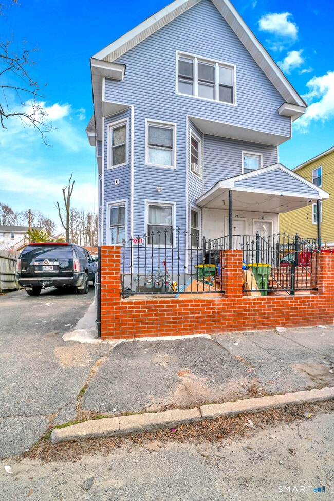 Building Photo - 27 Walnut Ave Unit 3rd Floor