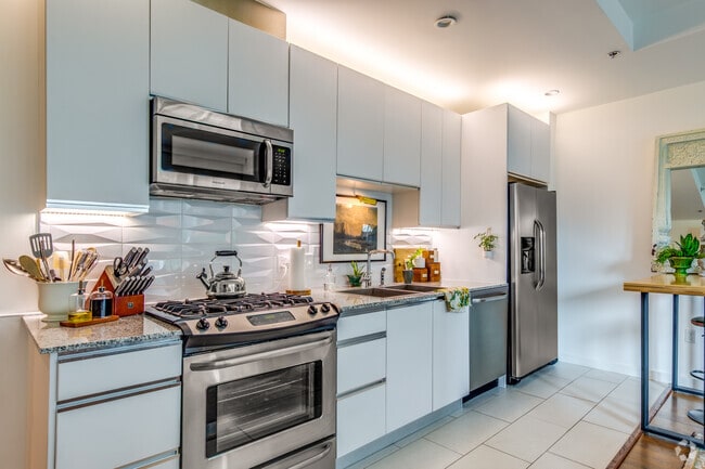1BR, 1BA -710SF