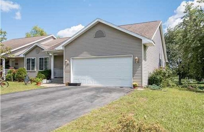 Photo - Huge 3BR/3ba Duplex on West Side of Eau Claire