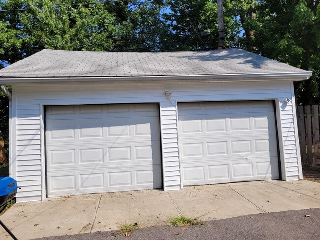 2. 5 car garage - 3905 E Antisdale Rd