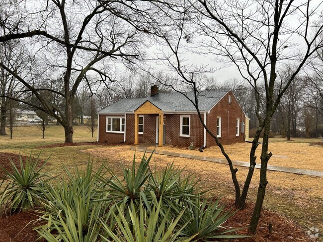 Building Photo - Charming Renovated Summerfield Cottage Rental