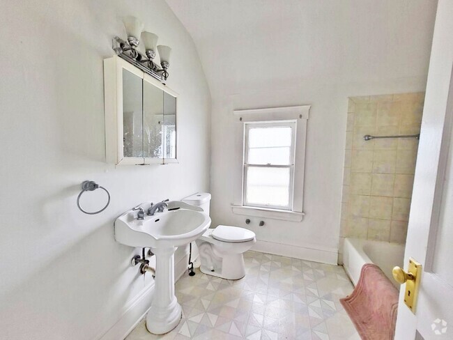 Building Photo - Convenient Showings — No Appointment Needed! Rental