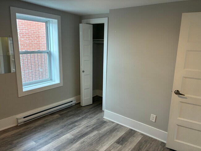 Photo - 2421-2439 de Maisonneuve E Unit 2433