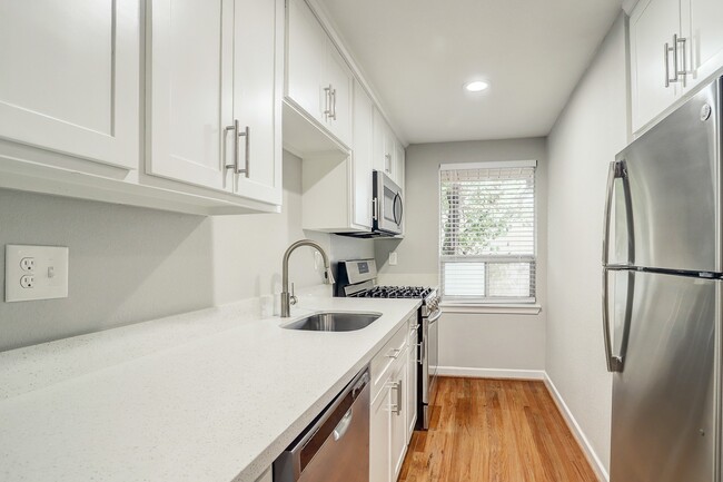 Building Photo - 2647 Greenbriar Dr Unit 4