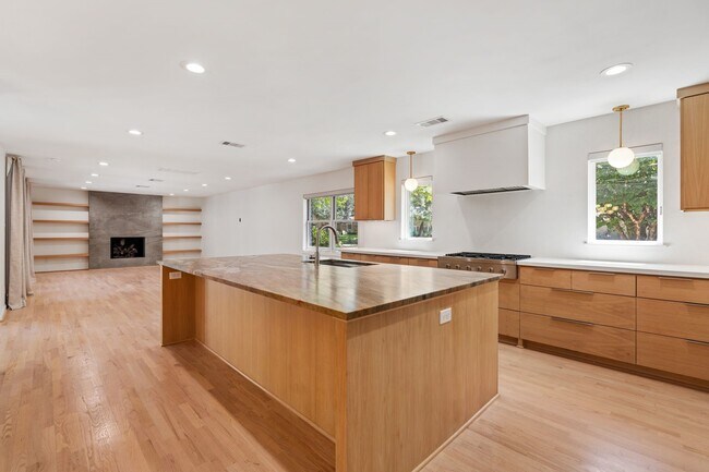 Photo - 13703 Queensbury Ln