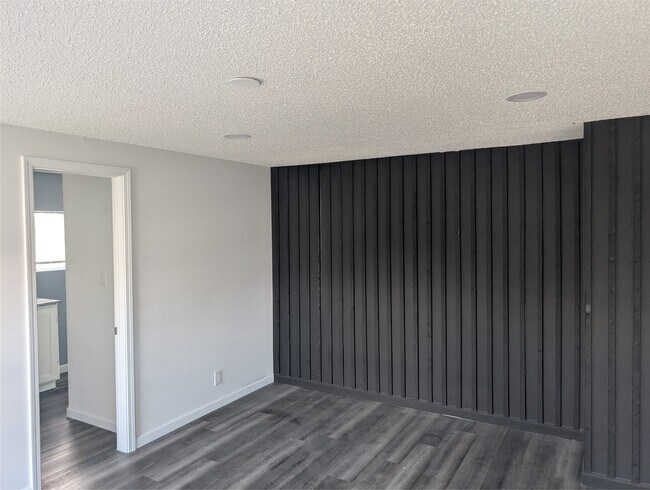 Photo - 608 CR-5102I