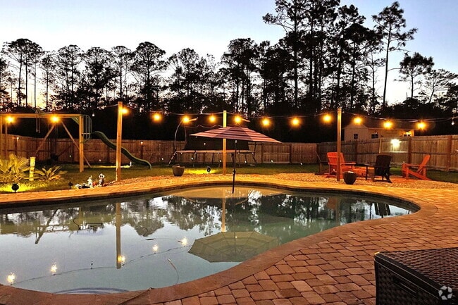 Building Photo - Beautiful 5 Bedroom Home with Pool in Holl...