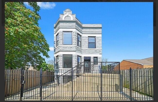 Building Photo - 322 S Kostner Ave
