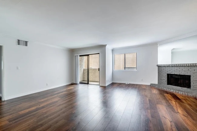 Photo - 17155 Chatsworth St Unidad 7
