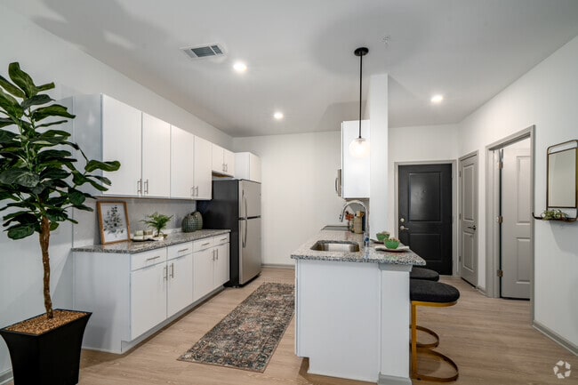 1BR, 1BA - 750 SF