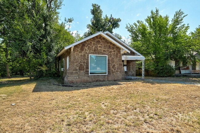 Photo - Large 2 bed / 1 bath house! 3 Minutes from I-235, and 10 Minutes from Bricktown!