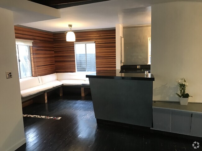 Dining area w granite countertop - 883 Commonwealth Ave Rental