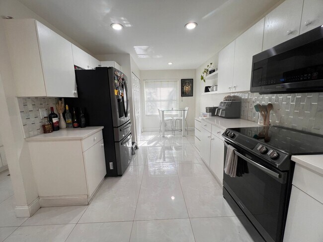 Photo - Fantastic, Weston Waterfront 3/2 PLUS Office in Gated Savanna