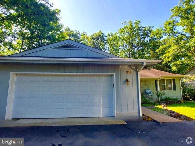 Building Photo - 311 Yorktown Blvd Rental