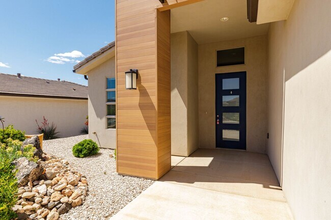 Photo - 3 bed plus office / 2.5 bath / 3 car Single Story with Community Pool!