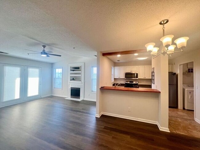 Building Photo - Freshly Painted! New Luxury Vinyl Plank Fl... Rental