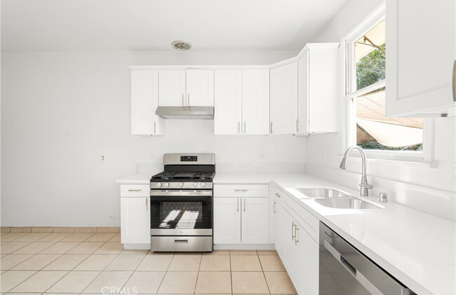 Brand new kitchen - 3460 Brockton Ave Casa