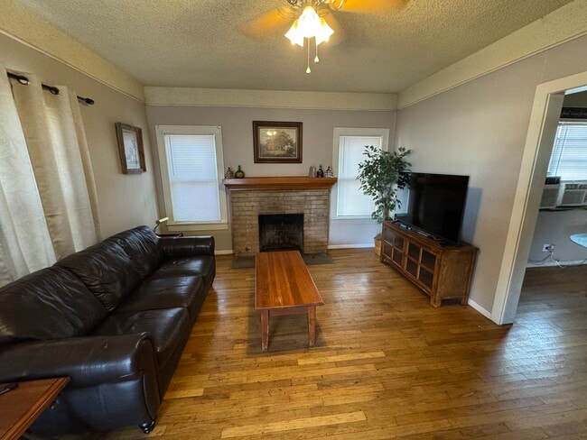 Building Photo - 625 Ross Ave Rental