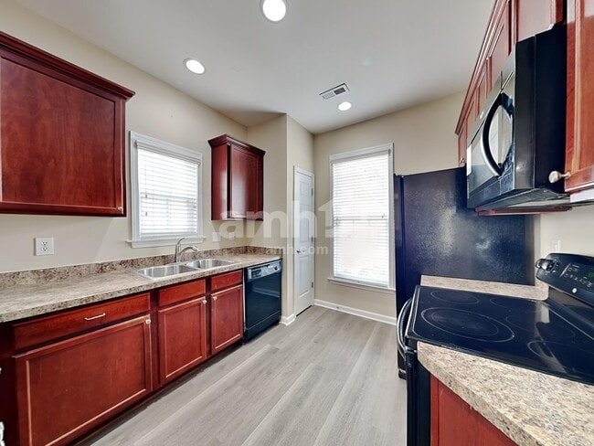 Photo - 197 Woodcreek Ln