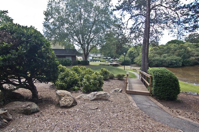 Photo - Lakecrest Apartments