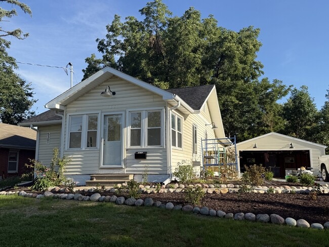 Building Photo - 5301 Urbandale Ave Rental