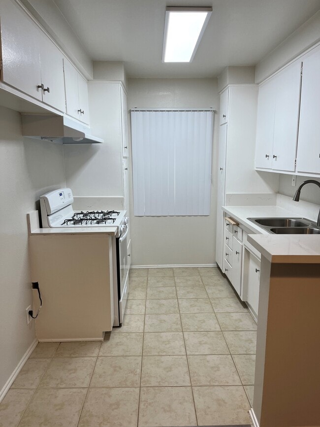 Photo - 16015 Vanowen St Apartments