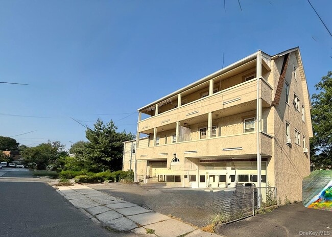 Building Photo - 911 Lester Ave Unit 3R Rental