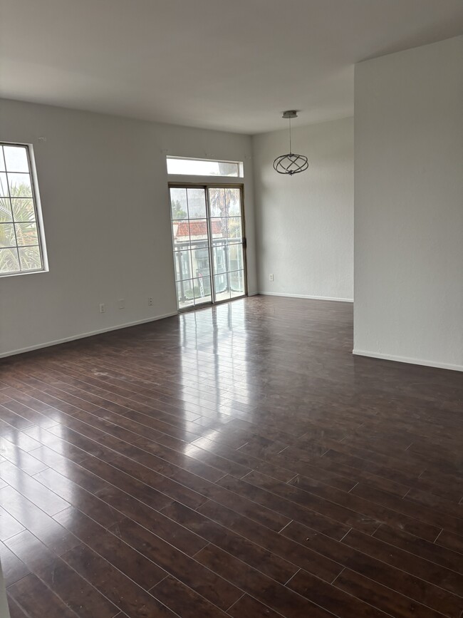 Building Photo - 4441 Woodman Ave Unit 302 Rental