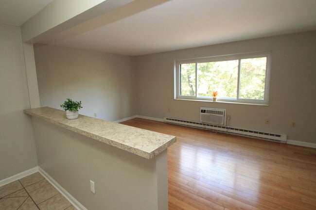 Sala de estar de la unidad C - Apartments at Logan Station