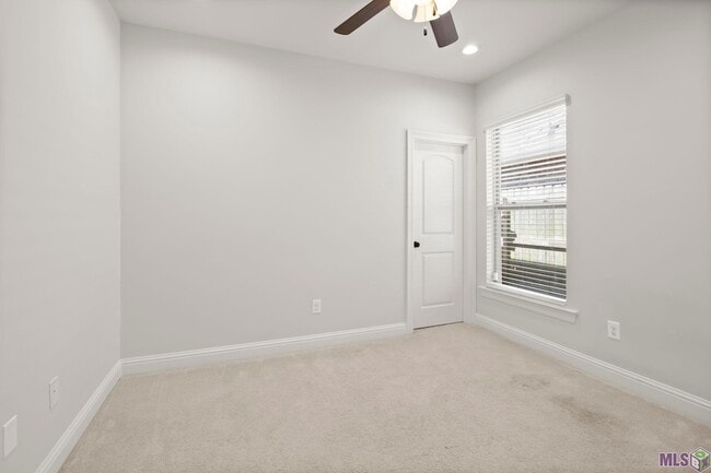 Photo - 471 Lake Breeze Dr