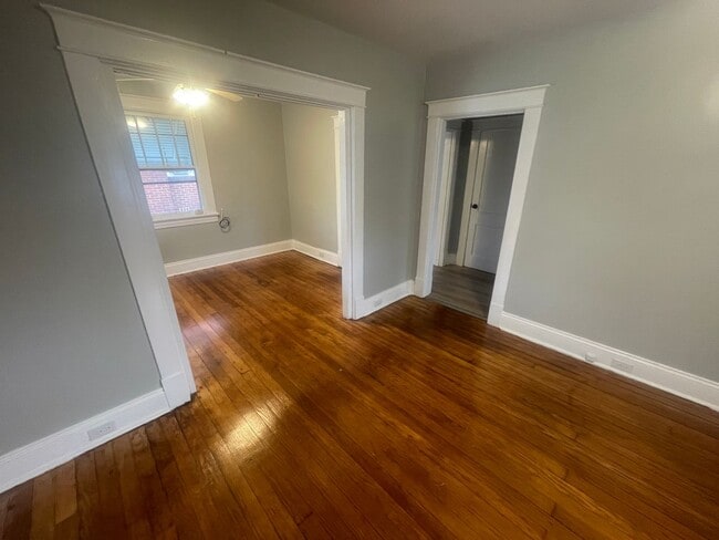 Photo - One Bedroom House for rent close to Riverm...