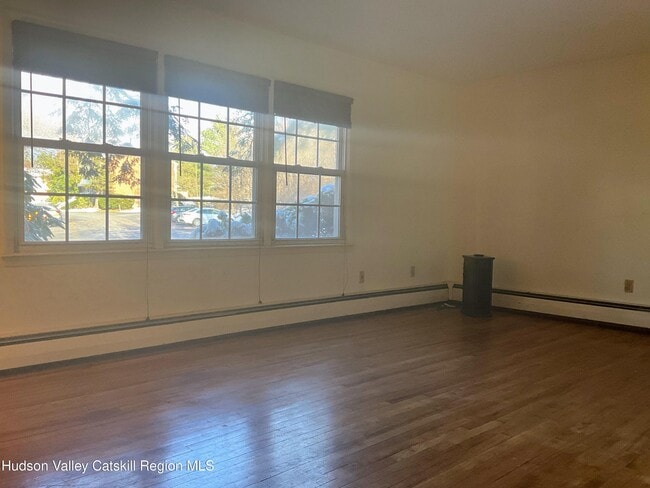 Photo - 3 Huguenot St