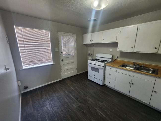 Building Photo - 300 Texas St SE Rental