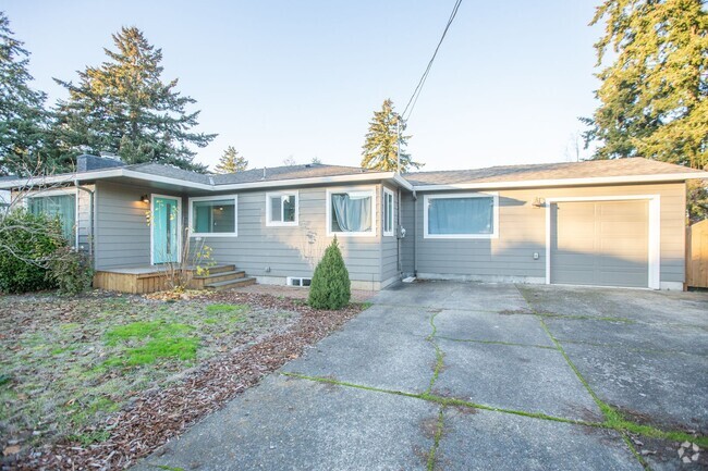 Building Photo - Don't Miss out 4 Bedroom 2 Bath NE Portland ! Rental