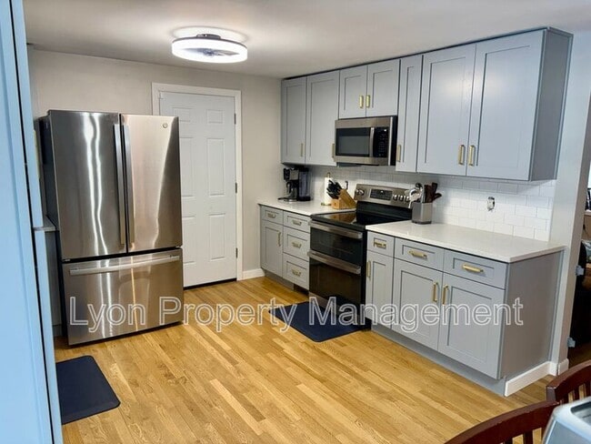 Building Photo - 128 Thurston St