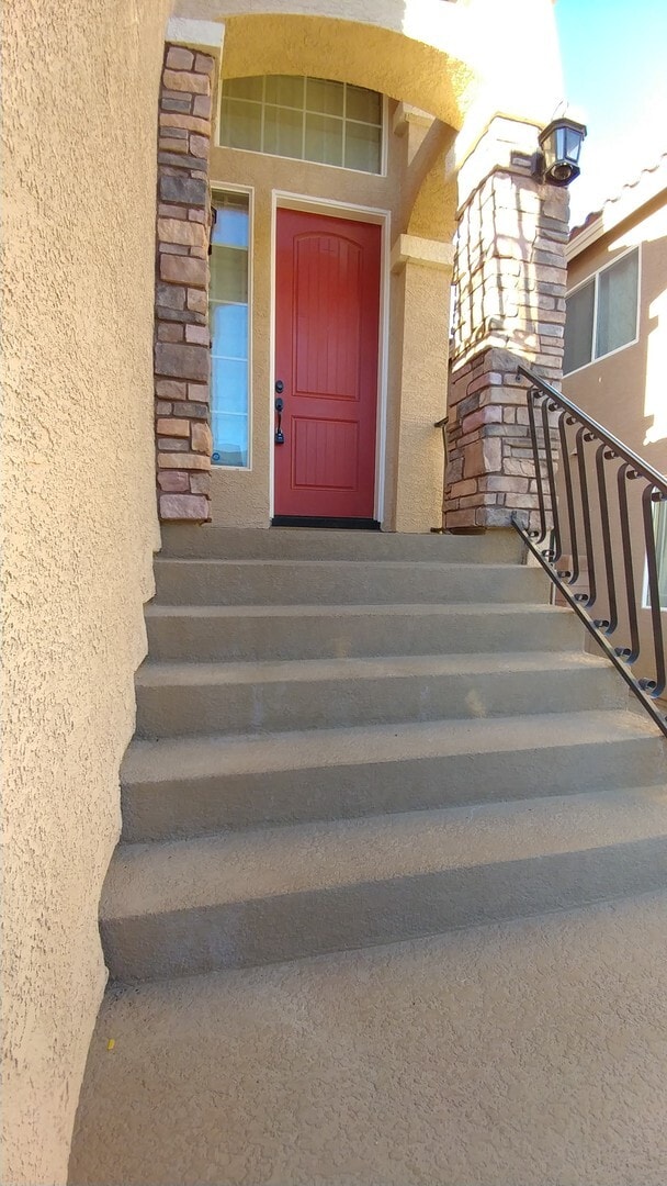 Building Photo - Multi level