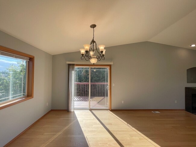 Photo - Spacious 5BR / 3BA Beacon Hill Home – 2,21...