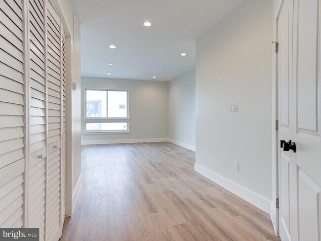 Photo - 630 Moyer St