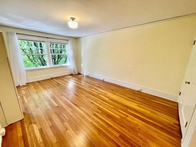 Building Photo - 1/2 Month Free! Cheerful, Spacious Studio ... Unit 202