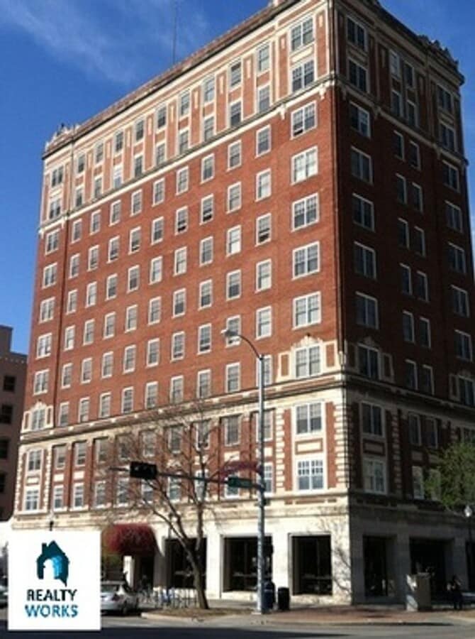 Fall Into a Beautiful 1 Bedroom Apt in the... - Fall Into a Beautiful 1 Bedroom Apt in the...