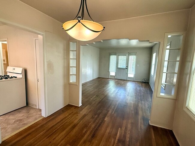 Photo - 935 W Oak St