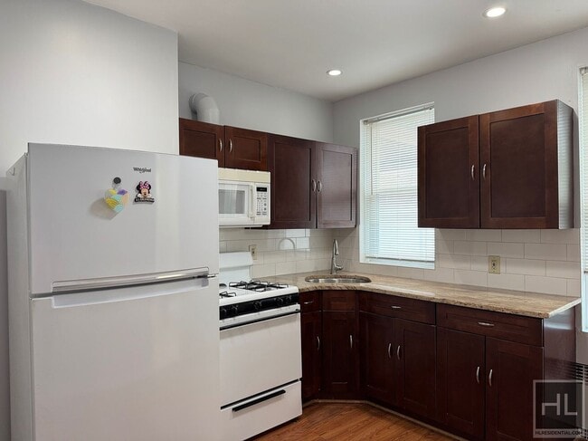 Building Photo - Large 1 bedroom located in Maspeth