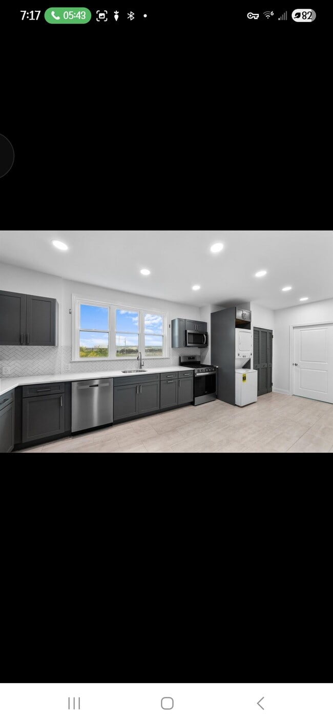 Building Photo - 92 E 21st St Unit Apartment 2