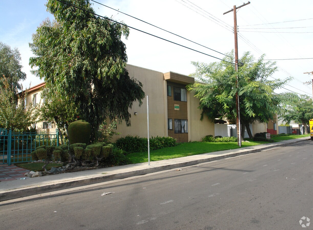 Elmer Gardens - Elmer Gardens Apartments