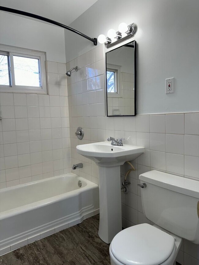 {10103} Movein Ready + 1 car garage + Fre... Rental House Rental in Merriam, KS